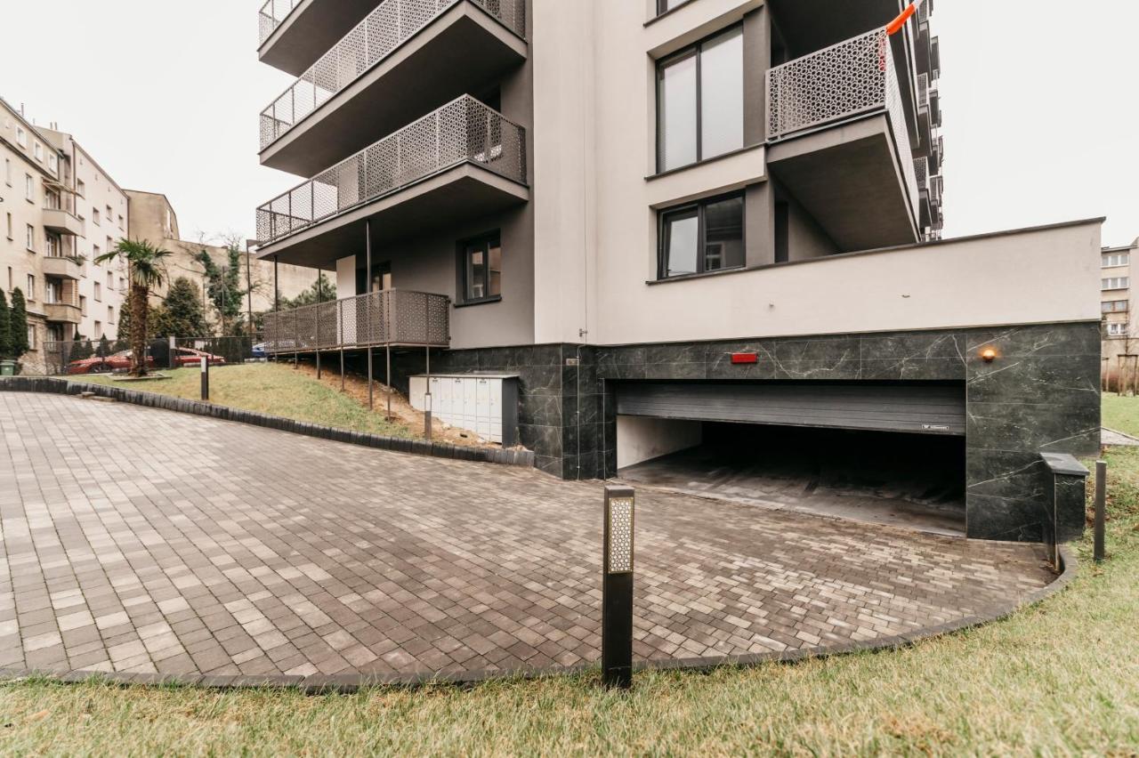Park Apartment *